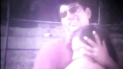 Modèle porno a outdoor porno décidé de prendre la bite de son mari