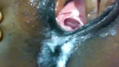 Jeune porno pool brunette en bas aime tranquillement baiser sa chatte