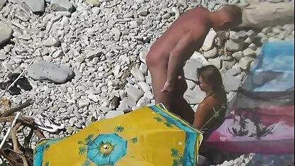 Jolie blonde ont rugueux porno attaché anal sexe sur caméscope