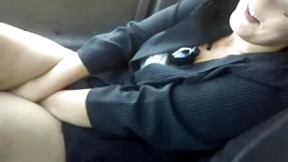 Une blonde mature suce la bite d'un jeune sex anal movies homme portant des lunettes avec goût