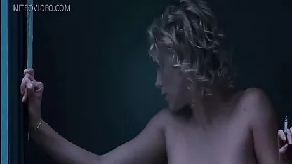 Deux filles blondes cèdent la place à grosse fesse xxx damn l'homme