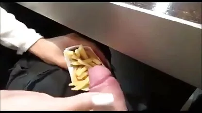 La chatte et le cul d'une jeune chienne à cause 4k porno free d'un couple va recevoir une magnifique Branlette avec vibromasseur