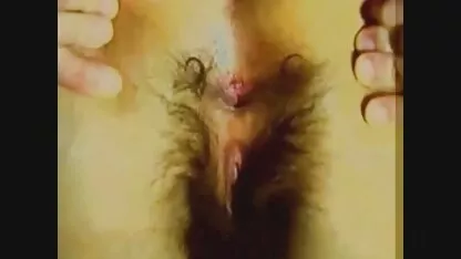 Rebelle poussins désespérée porno cheval baise sa chatte poilue sur le côté
