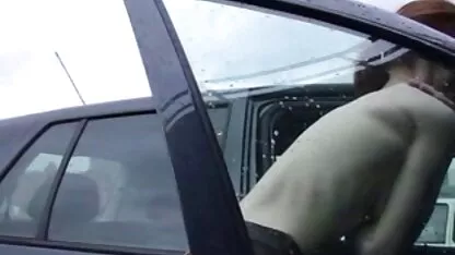Une jeune femme asiatique avec une chatte poilue qui va sucer une bite porno femme cheval et s'asseoir dessus