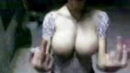 Plantureuse italien porno tahitien avec une élite figure Assis sur une grosse bite avec Son rasée L.