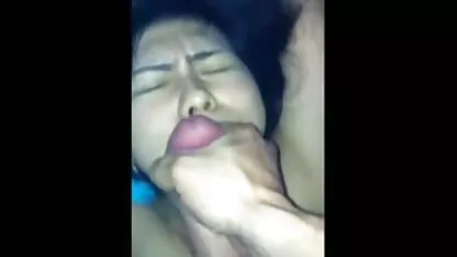Une jeune fille blonde suce une bite et volontiers l'équitation porrno black sur le dessus sur le lit