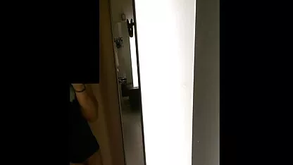 Mature pornstar avec un corps porno choval musclé et montre sa chatte
