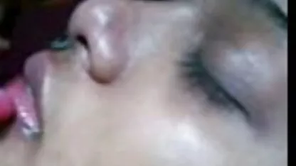 La cupidité se masturbe porno homme et femme avec un vibromasseur sur webcam