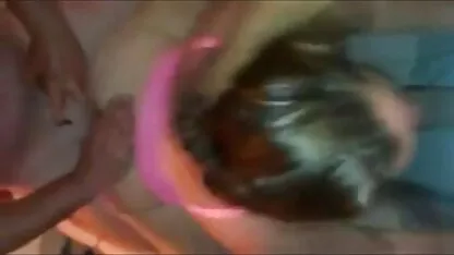 La star du gold porn film porno descend les escaliers comme une reine