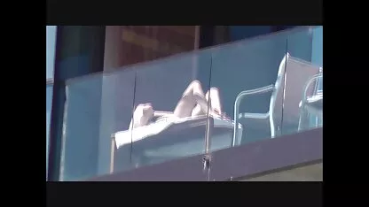 Hiddencam jim slip porno tirer baiser un homme blanc avec une femme noire.