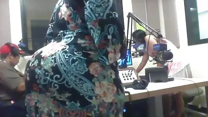 Jeune Petite amie de se déshabiller dans porno avec chien le vestiaire et baise là-bas
