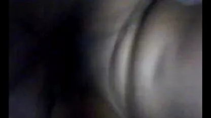 Jeune blonde en petite culotte frottant son entrejambe sur le phallus et le fait jouir film porno 69
