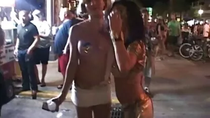 Gros cul blonde n'hésite pas film porno en streaming à stimuler l'énorme pénis de l'homme en noir pour faire l'amour