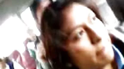 Jeune modèle porno écarte les jambes en bas verts et plonge un vibromasseur porrno black dans sa chatte