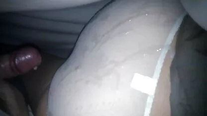 Guy japonais étudiant de fumer dans la film porno adulte salle de bain