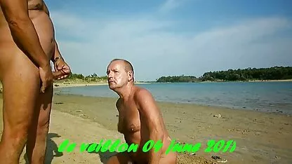 Belle Femme, soigneusement branler un mec et suce la bite de lui de la première film pourn