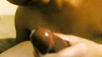 La première fille se masturbe avec un vibrateur film porno 1000