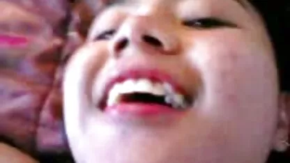 Un modèle porno Belle a habilement branle une bite et le laisser porno son and mom dans le vagin de son