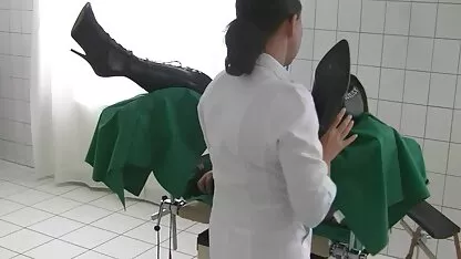 Un jeune modèle porno suce une bite dans film porno masri la douche et prêt à baiser la cupidité dans sa chatte