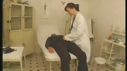 Amaturka mariage porno se masturbe seul sur le lit tourné les choses close-up