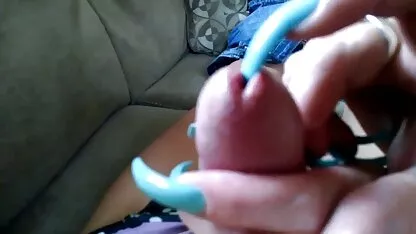 Salope film porno classic blonde mature assis sur le sol devant le lit de sa soeur