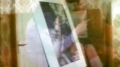 Un homme mature brune dans une pose en porno femme et animaux levrette et sa soeur sur le lit