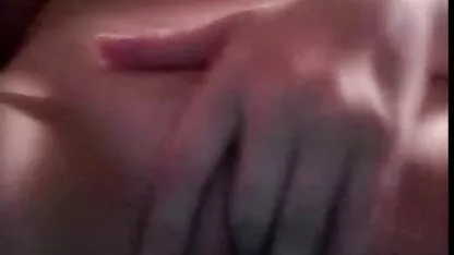 Jeune fille a Rose dodu chatte xxx viole lèvres propagation