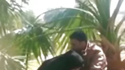 Sexy jeune fille porno attaché de décapage en face de ces de son copain et prêt à baiser