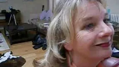 Adolescent enveloppé une serviette autour de charmants xxx erotic invités