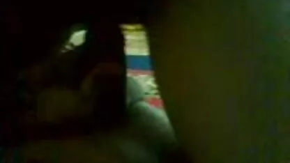 Jeune modèle porno strip film porno transexuel et masturbation dans la cuisine