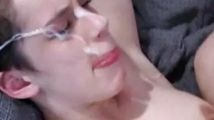 Une jeune femme, black s'est intéressée à une proposition d'une camionnette porno au bus et a joué avec lui