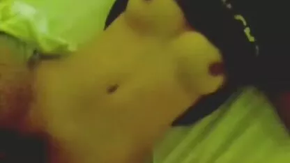 Deux jeunes à l'aise laver les voitures et baiser xxxfilmporno avec un homme