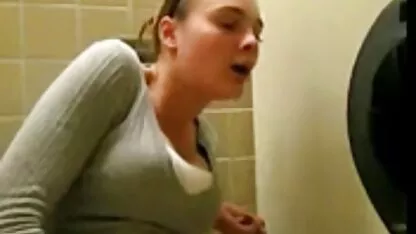 Modèle porno européen avec des porno bus jambes en bas apporter une personne