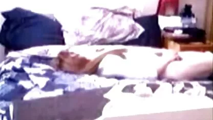 Faire à dessin animé porno la fille avec un tatouage sur son cul furieusement chevauche sa chatte tout en chevauchant la bite d'un mec