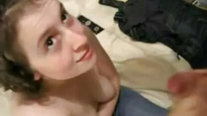 Jeune salope chatte éjacule de la violence de porno avec sa soeur l'intensité de la brosse électrique