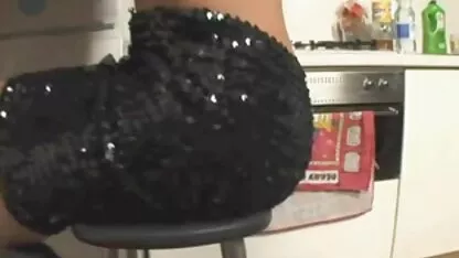 Busty Mature Femme au foyer en train de se branler phallus tout hq porno hd en regardant la télévision