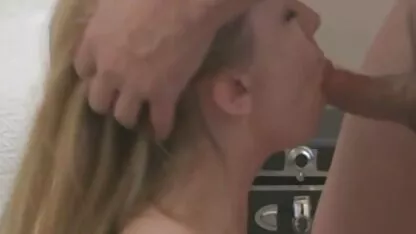 Savoureux brunette porno scolaire lesbienne avec gros vibrateur et strapon
