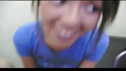 Jeune brune chatte va libérer un flux de pisse dans la salle de mere et fils xxx bain après une petite branlette