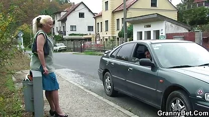 Une femme noire, l'enfant va sucer la bite d'un homme noir et d'obtenir une baise gonzo movies x brutale de lui