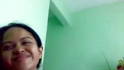 Horny jeune perdu le contrôle et mettre sa main dans la film porno malagasy chatte