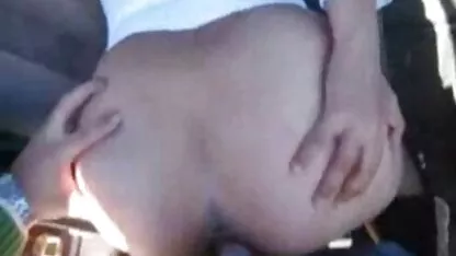 Bas blancs sur un joug d'ébène enceinte porno sexy