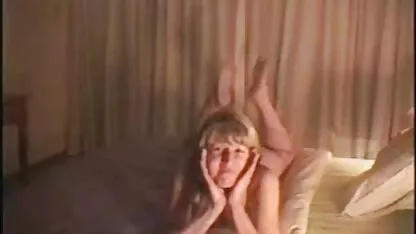 Jeune blonde porno choval chatte est baisée avec des jouets sexuels sur la came