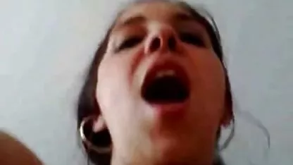 Jeune brune en bas glisser un homme dans sex erotic film le lit et écarter mes jambes devant sa bite de lui