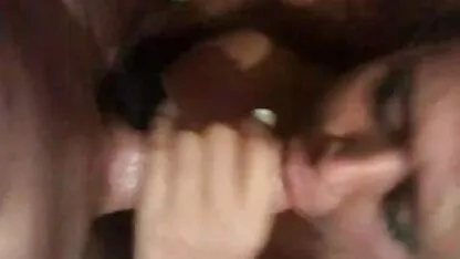 Mature Femme au foyer se déshabiller dans la cuisine film porno haïtien et a montré son L. et le sein