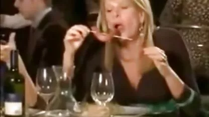 Gros naturel latina Seins secousses sur un stand porno portugais robinets