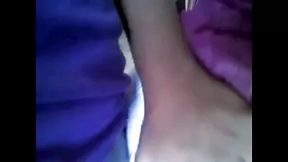 Gros cul jeune femme chevauchant sa chatte sur porno stars une grosse bite sans enlever sa culotte