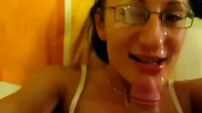 Les filles ne sont pas confondues les unes avec les autres sur le fur porno lit