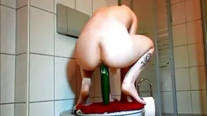 Jeune modèle porno manger des fraises et envie de faire l'amour film porno hentai avec des messieurs