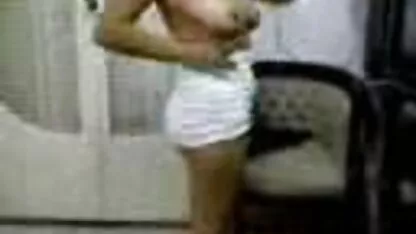 Adulte stars du porno film porno francais ont des relations sexuelles lesbiennes avec un jeune modèle porno