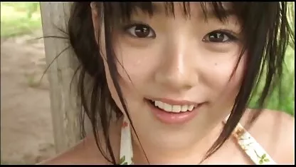 Une jeune femme asiatique suce la grosse bite d'un porno porno dans une voiture dans la bouche et écarte mes jambes devant lui